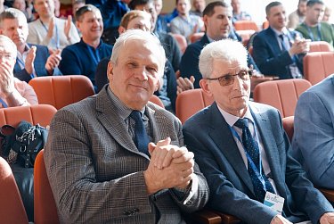 Спикер ЗС Сергей Грачев наградил лучших сварщиков